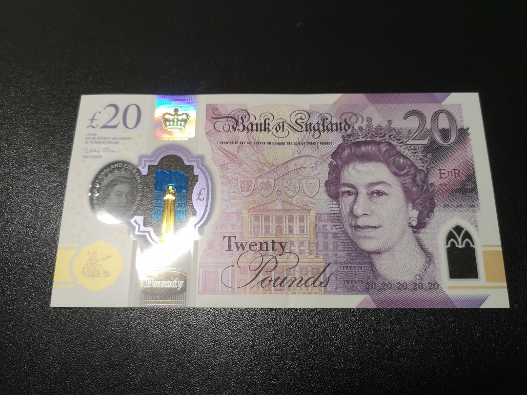 《外钞收藏家》第一百零八期拍卖 英国最新版塑料钞20镑 AA01冠 可惜是AU品相 测光如图 收藏裸币没问题 属于软折