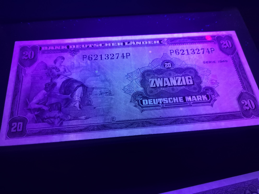 《外钞收藏家》第一百零八期拍卖 1949年德国20马克 近全新品相 老票有潮斑