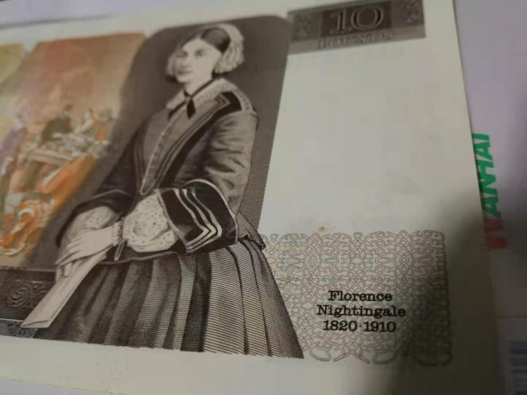 《外钞收藏家》第一百零八期拍卖 英国D序列10镑 近全新 一个角轻微软折 之前遗漏一个瑕疵 一个轻微黄点 如图 