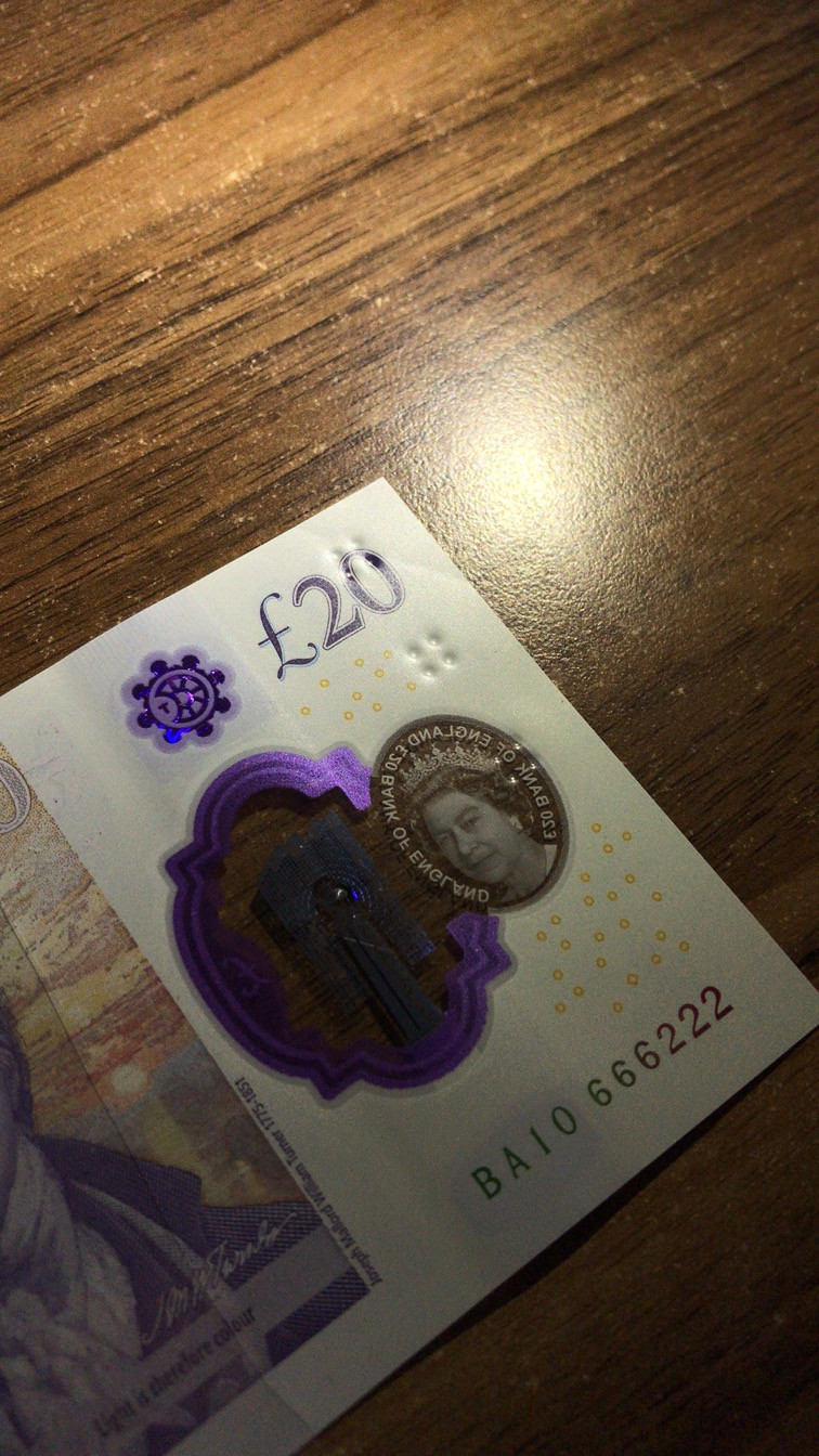 《外钞收藏家》第一百零八期拍卖 英国最新版塑料钞 20镑 全新 222豹子号 正面右上角有疑似软折 如图 如果看不清可联系我发原图