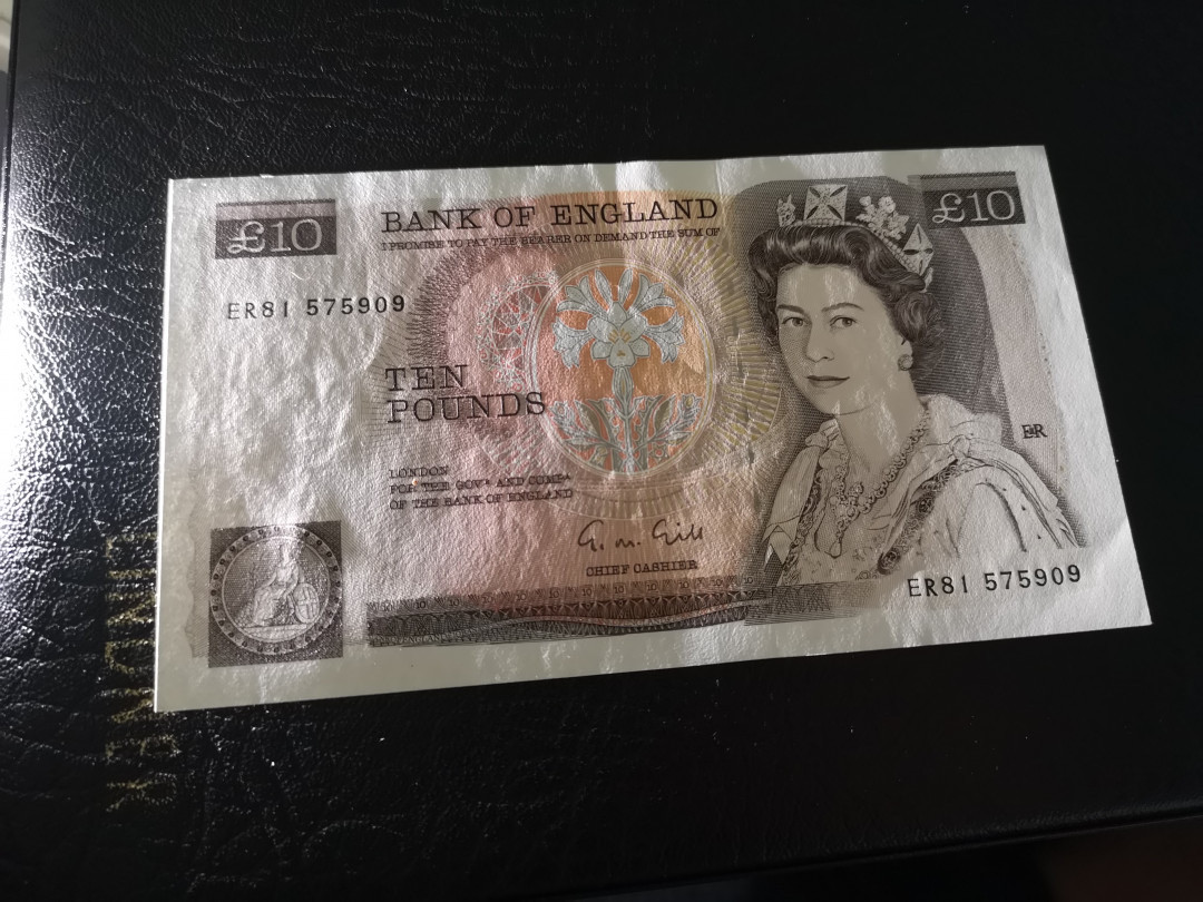 《外钞收藏家》第一百零八期拍卖 英国D序列10镑 近全新 一个角轻微软折 之前遗漏一个瑕疵 一个轻微黄点 如图 