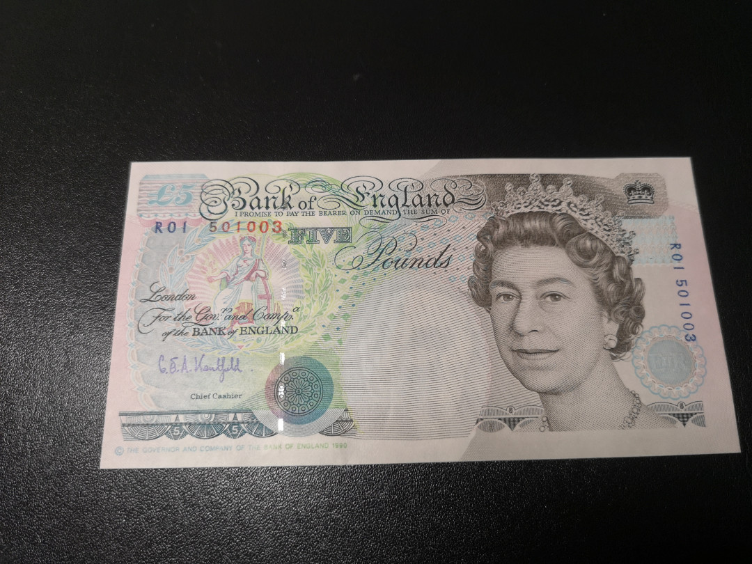 《外钞收藏家》第一百零八期拍卖 英国E序列5镑 R01冠 号码不错 全新UNC