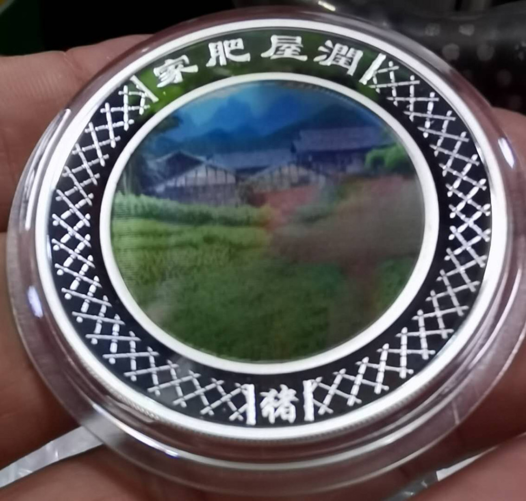 北京马甸外币专卖微拍第五十期，外国金银币专场，陆续上新欢迎关注 2007年澳大利亚彩色动漫会移动的猪精制银币，重量：1盎司，成色：999，品相如图