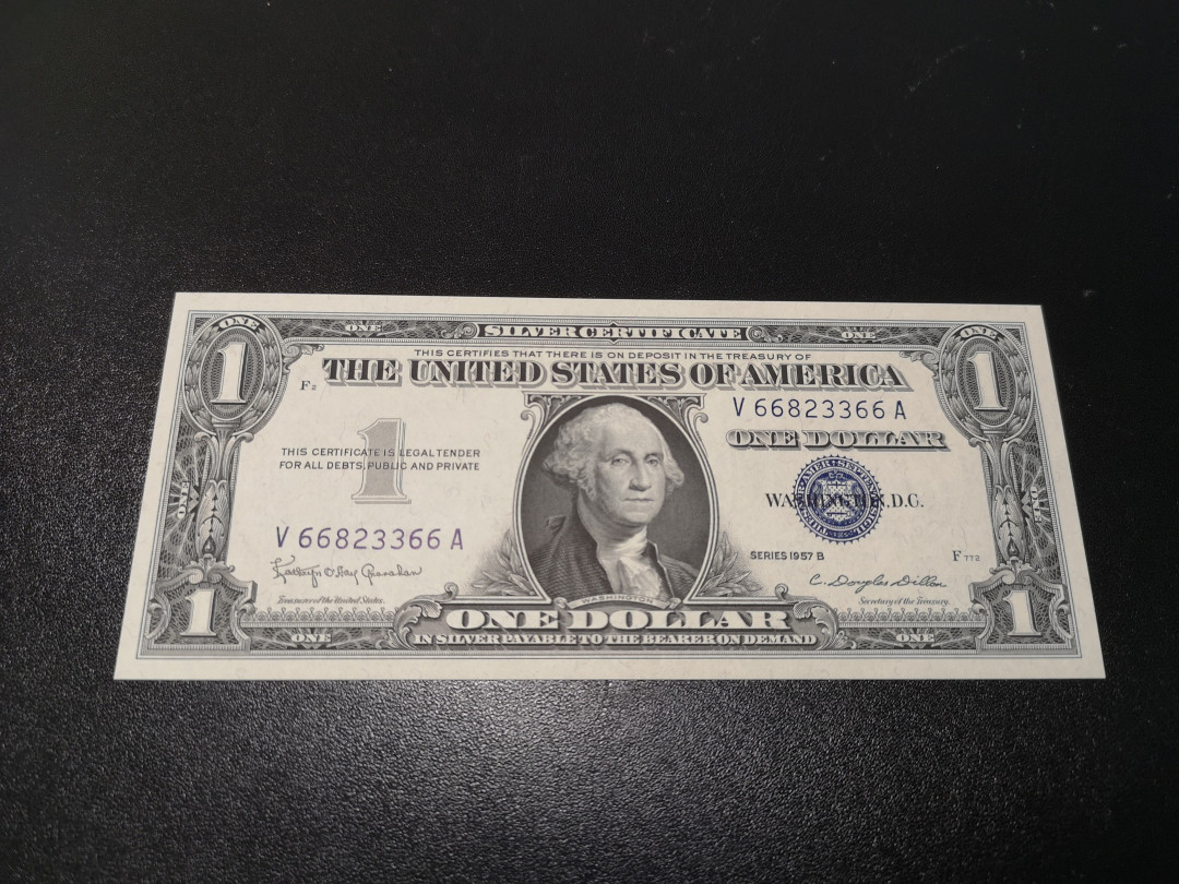 《外钞收藏家》第一百零八期拍卖 1957年1美元 蓝库印 全新UNC 号码也不错