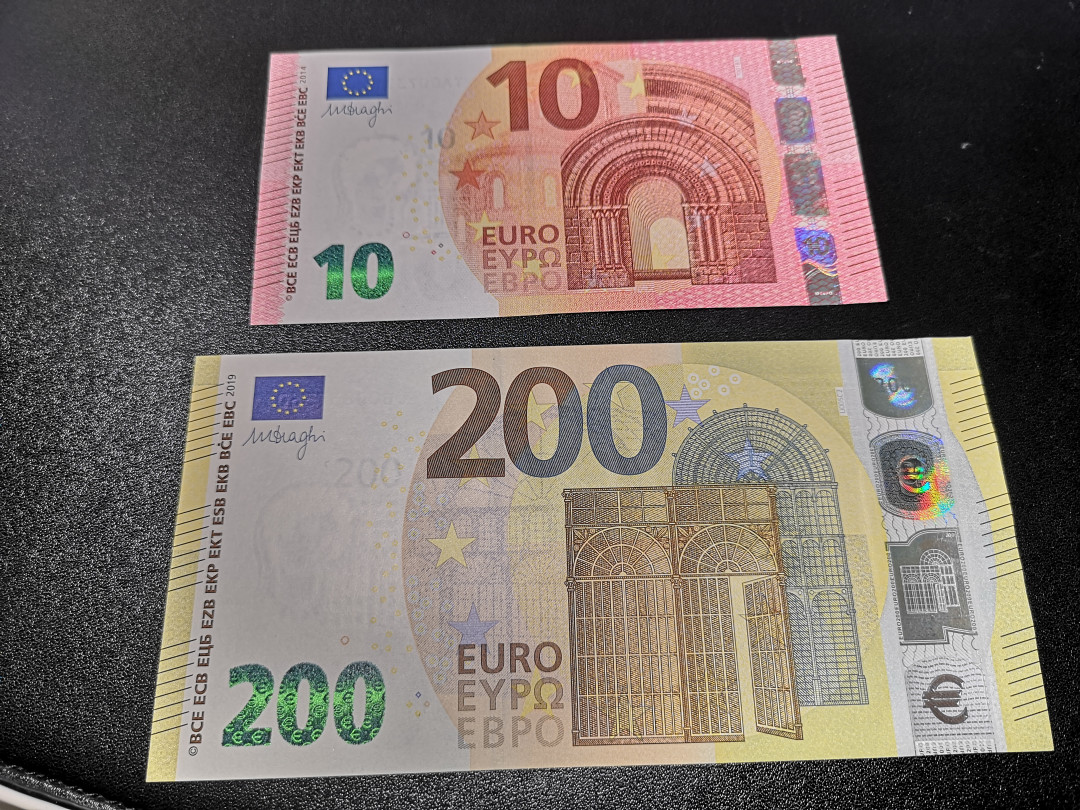《外钞收藏家》第一百零八期拍卖 最新版欧元200、10欧两张  三签 全新UNC