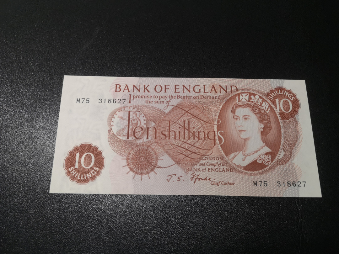 《外钞收藏家》第一百零八期拍卖 英国C序列10先令 近全新 测光如图疑似软折  连号评级63e 做参考补号