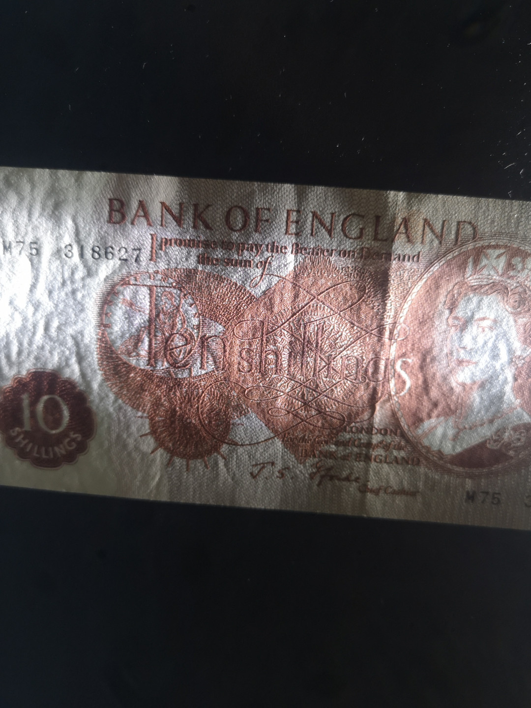 《外钞收藏家》第一百零八期拍卖 英国C序列10先令 近全新 测光如图疑似软折  连号评级63e 做参考补号