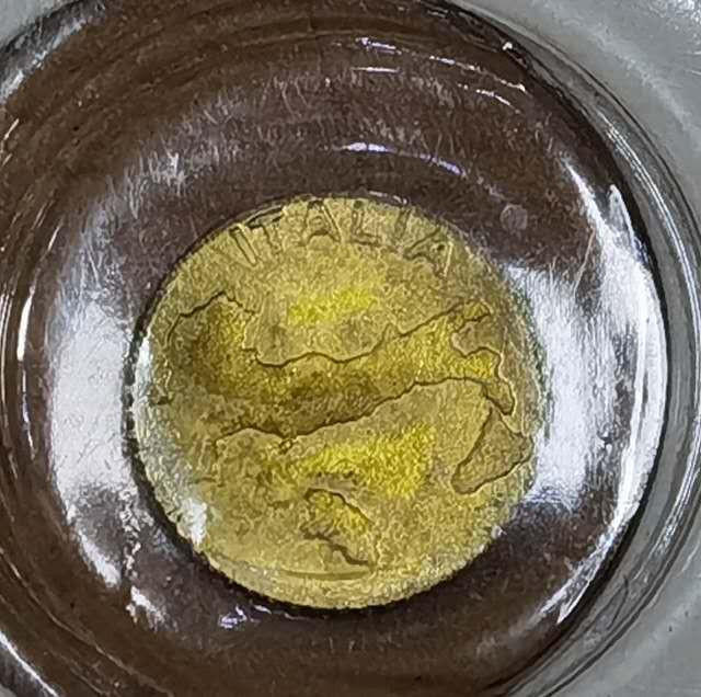 北京马甸外币专卖微拍第五十期，外国金银币专场，陆续上新欢迎关注 足球小金章，直径：10mm，重量不详，成色不详，品相如图 