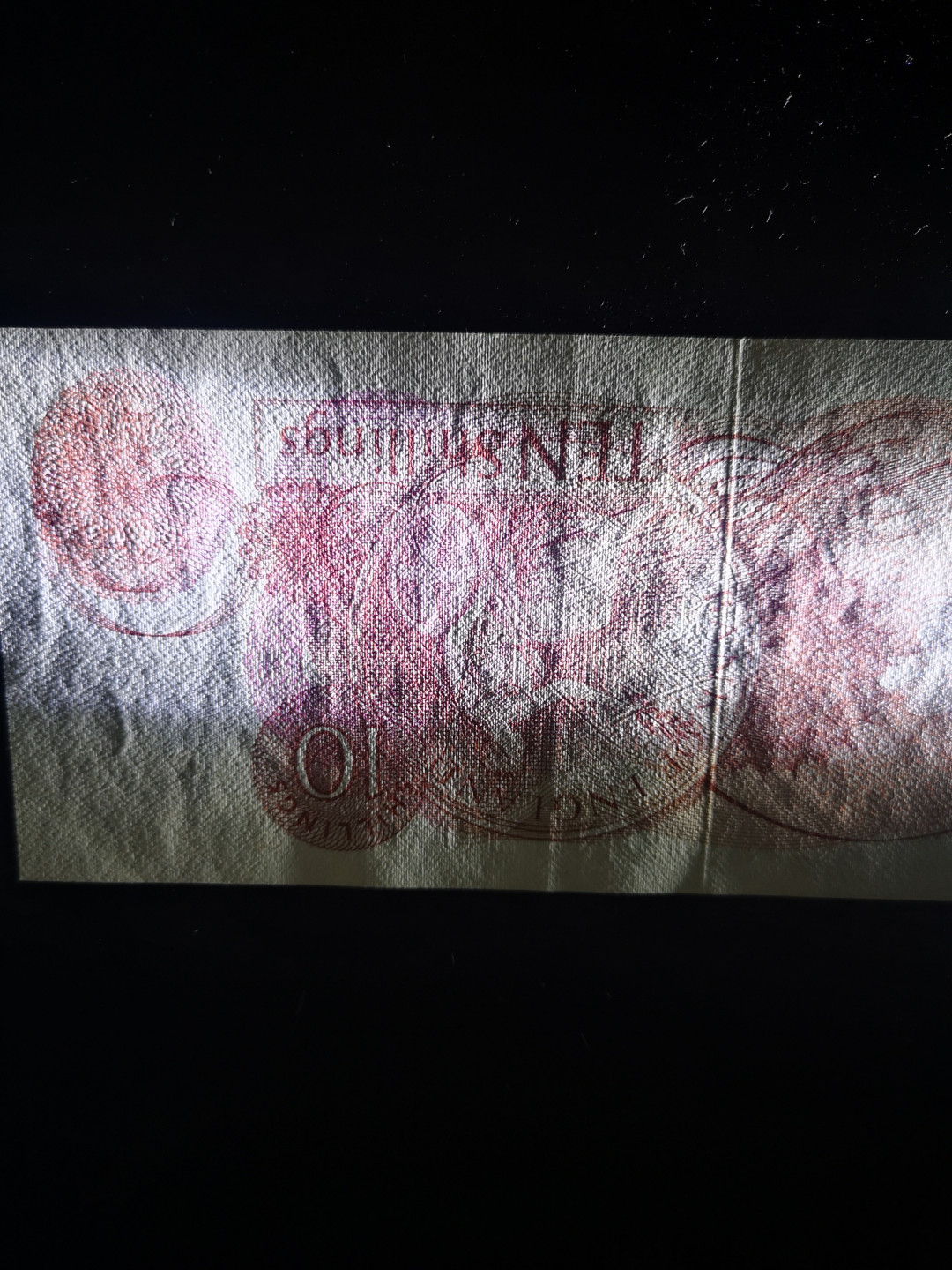 《外钞收藏家》第一百零八期拍卖 英国C序列10先令 近全新 测光如图疑似软折  连号评级63e 做参考补号