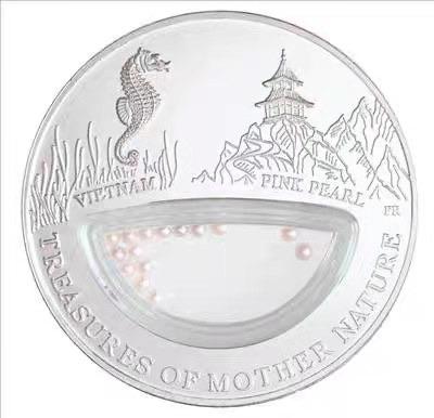 【币观天下】第145期钱币拍卖 斐济2012年自然母亲宝藏系列越南粉珍珠镂空镶嵌银币 