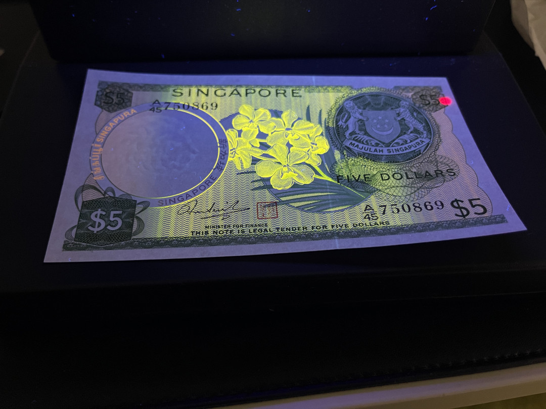 《外钞收藏家》第一百零九期拍卖 新加坡花版5元 全新UNC 背面不明显潮斑 BWC版 荧光很漂亮