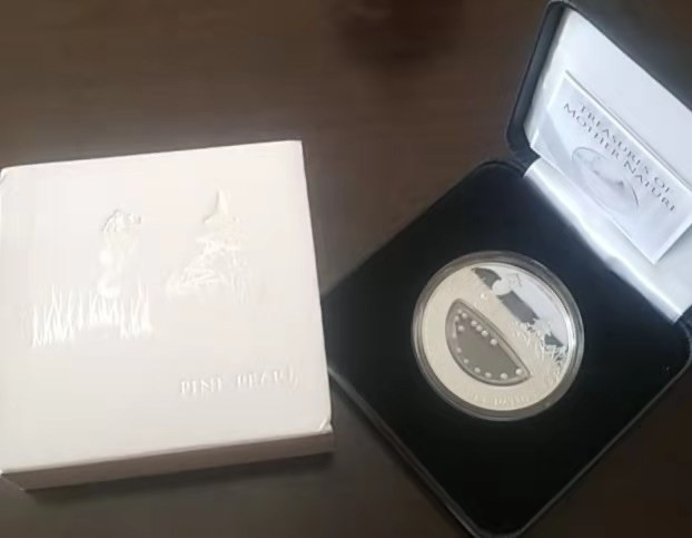 【币观天下】第145期钱币拍卖 斐济2012年自然母亲宝藏系列越南粉珍珠镂空镶嵌银币 