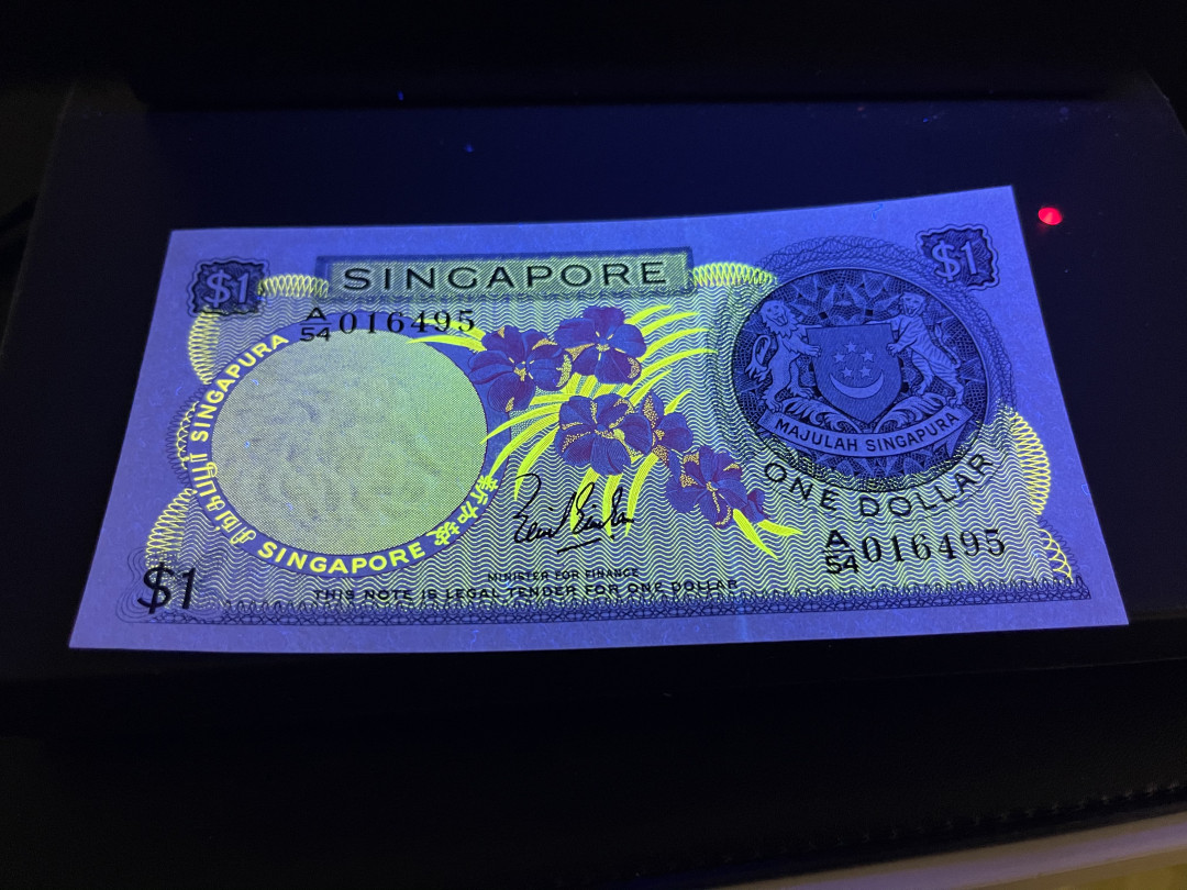 《外钞收藏家》第一百零九期拍卖 新加坡花版1元 全新UNC BWC版 荧光很漂亮