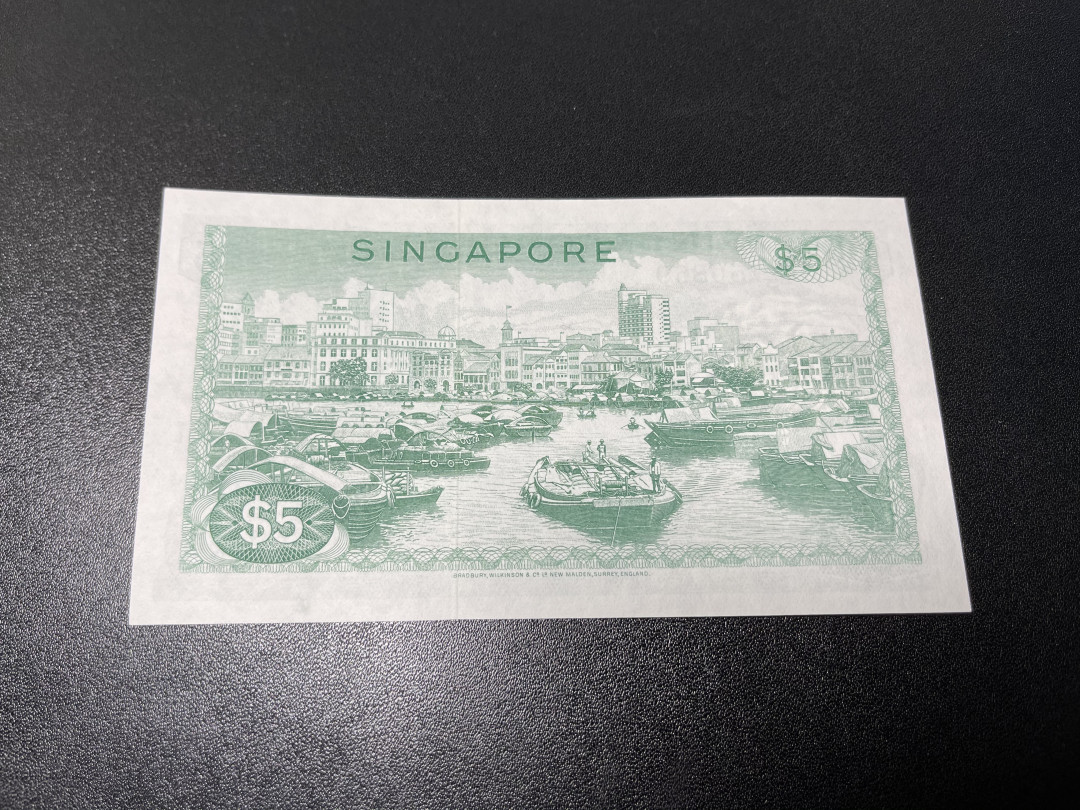 《外钞收藏家》第一百零九期拍卖 新加坡花版5元 全新UNC 背面不明显潮斑 BWC版 荧光很漂亮
