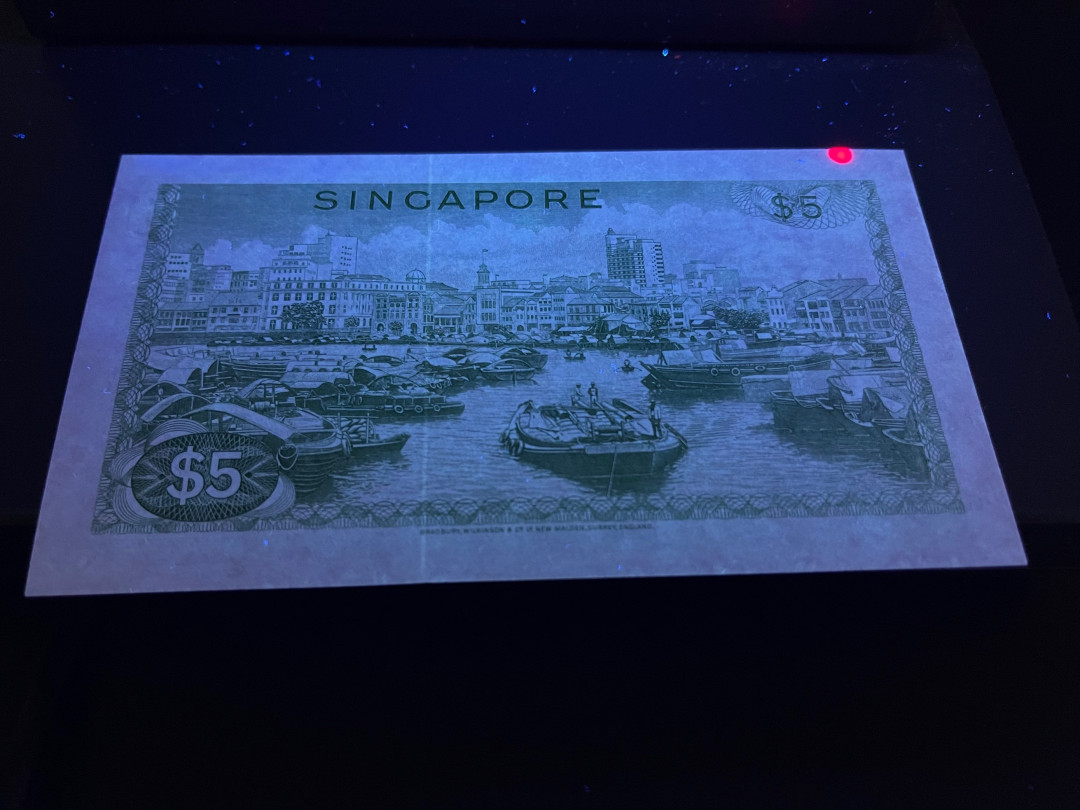 《外钞收藏家》第一百零九期拍卖 新加坡花版5元 全新UNC 背面不明显潮斑 BWC版 荧光很漂亮