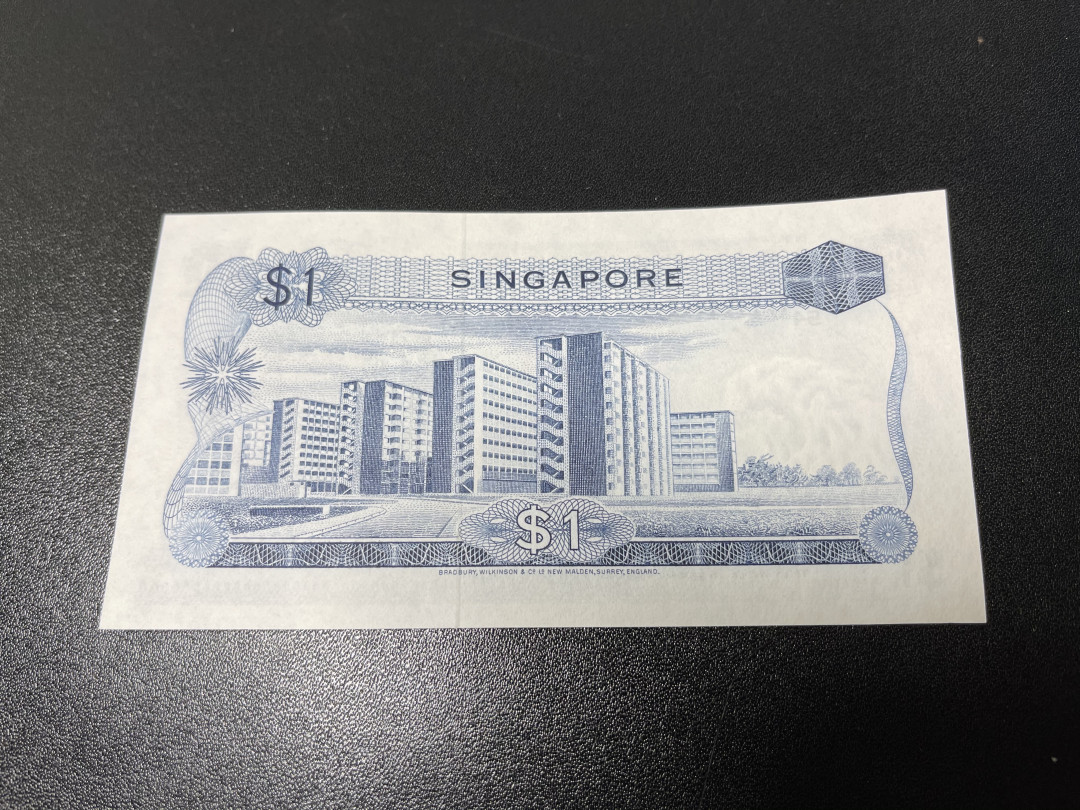 《外钞收藏家》第一百零九期拍卖 新加坡花版1元 全新UNC BWC版 荧光很漂亮