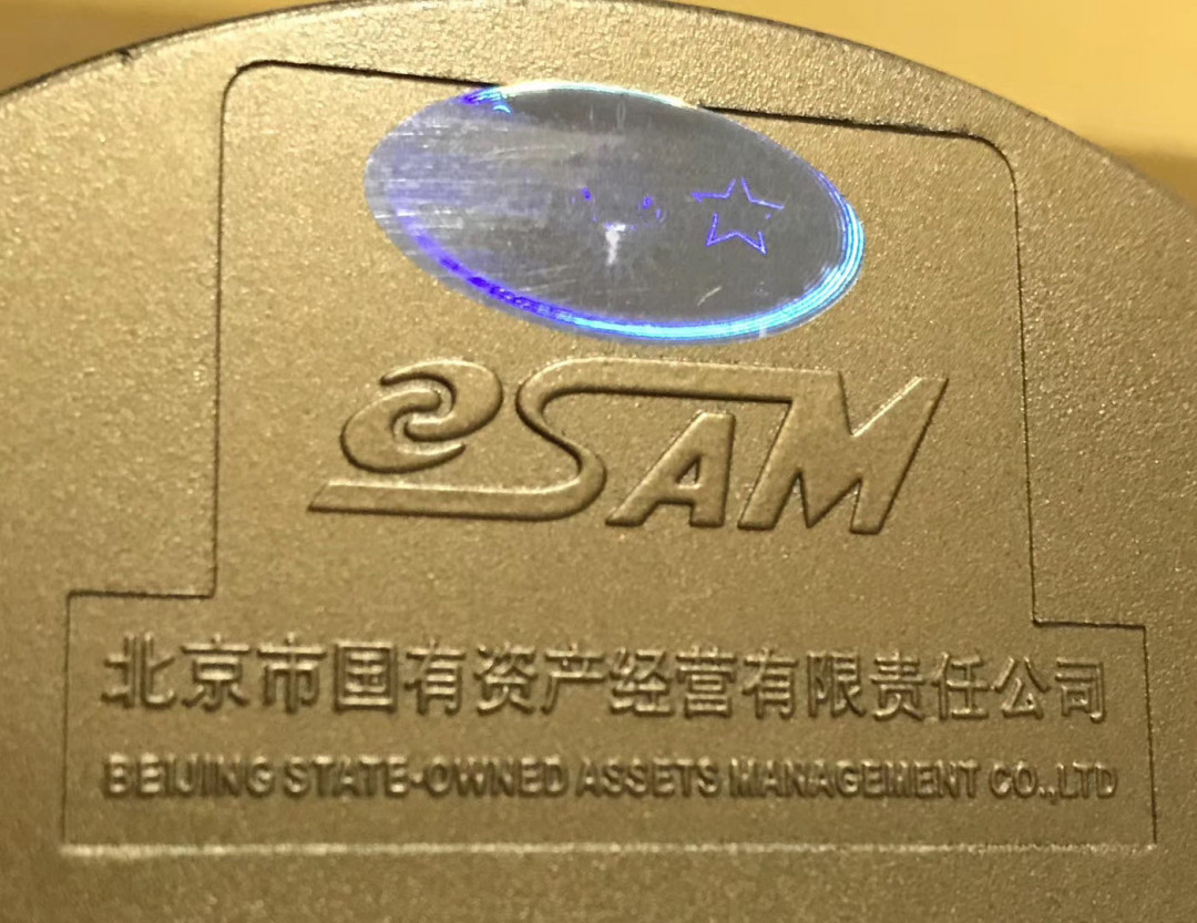 零元拍：国家跳水队6位成员亲笔签名国家体育场鸟巢水晶球一只： 周继红，秦凯，王峰，郭晶晶，吴敏霞，陈若琳。 签于2008年中国奥运代表团成立誓师大会。亲笔签名，更增加其收藏价值。年代久远，原装电池需要自己更换。 外包装盒有损坏，介意者勿拍