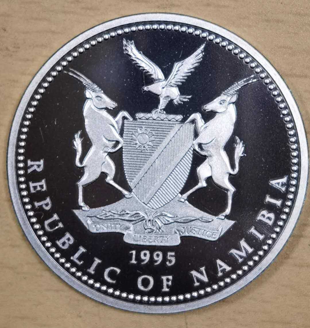 北京马甸外币专卖微拍第五十一期，外国流通币，非贵金属纪念币专场，陆续上新欢迎关注 1995年纳米比亚野生动物羚羊彩色精制纪念币。品相如图
