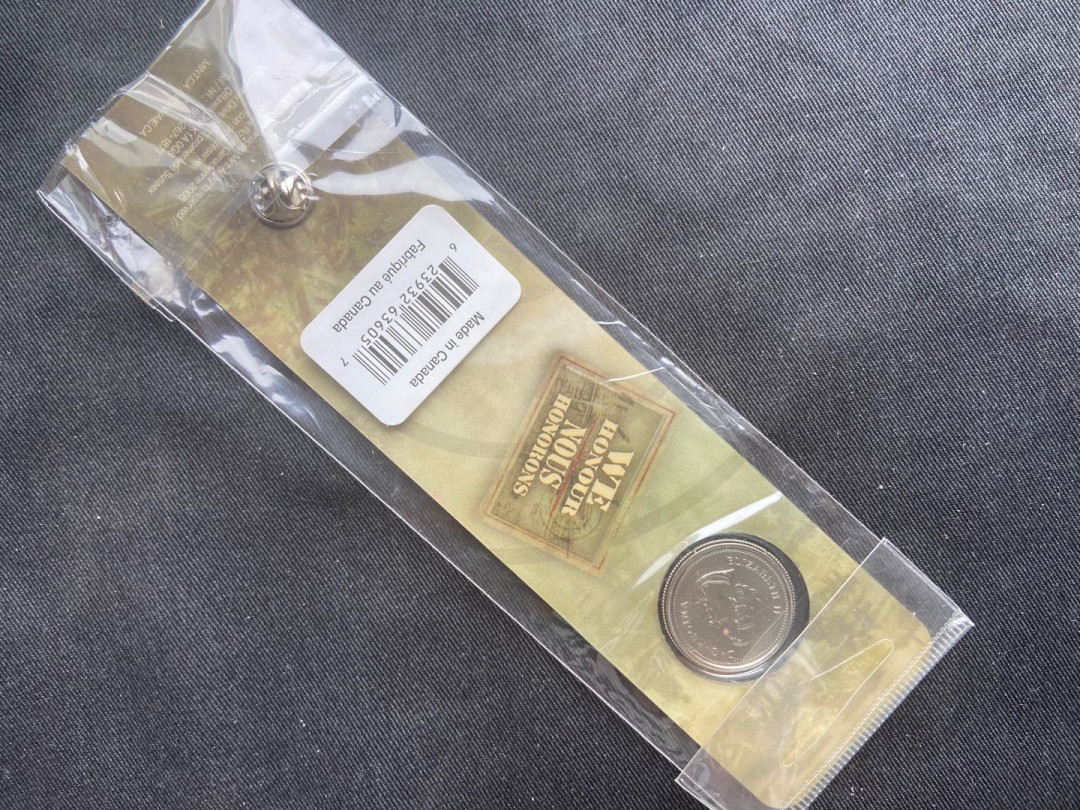 【币观天下】第146期钱币拍卖 【加拿大】红花钱币+胸针一枚