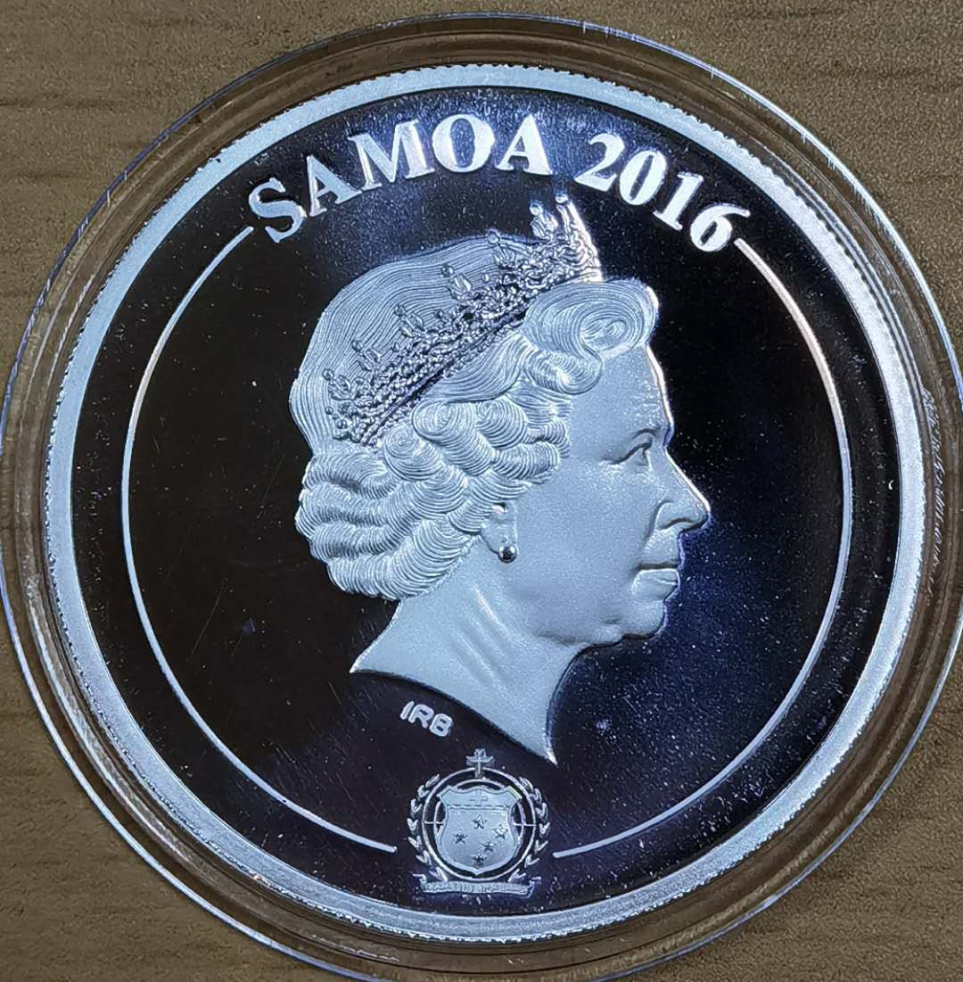 北京马甸外币专卖微拍第五十一期，外国流通币，非贵金属纪念币专场，陆续上新欢迎关注 2016年萨摩亚纪念神舟八号镶宝石彩色纪念币，直径：38mm。，品相如图，本人认为非正规币，工艺不错，喜欢的参拍 