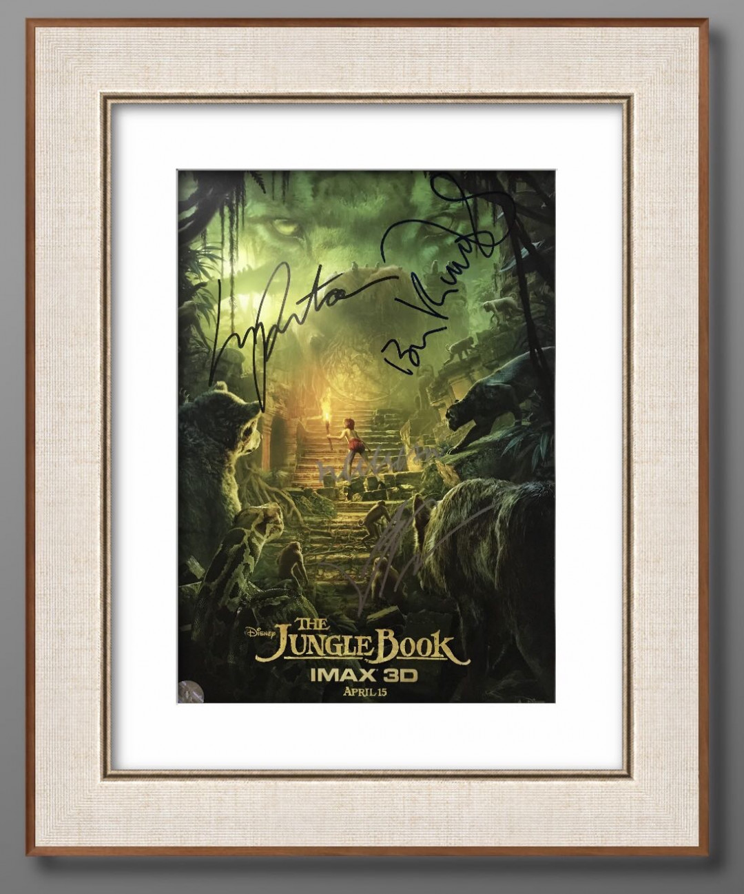 零元拍：迪士尼出品的真人动画片《奇幻森林》导演乔恩·费儒；主演尼尔·塞西；“黑豹巴希拉”配音本·金斯利；“母狼拉克沙”配音露皮塔·尼永奥，4 位主创亲笔签名IMAX 3D 原版海报。2017年2月26日，该片获得第89届奥斯卡金像奖“最佳视觉效果”奖尺寸：285X420MM。图6为装裱效果，拍品不含装裱。