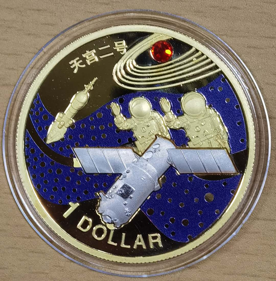 北京马甸外币专卖微拍第五十一期，外国流通币，非贵金属纪念币专场，陆续上新欢迎关注 2016年萨摩亚纪念神舟二号镶宝石彩色镀金纪念币，直径：38mm。，品相如图，本人认为非正规币，工艺不错，喜欢的参拍 