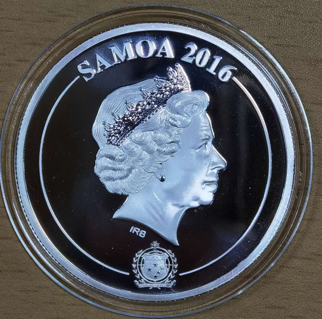 北京马甸外币专卖微拍第五十一期，外国流通币，非贵金属纪念币专场，陆续上新欢迎关注 2016年萨摩亚纪念神舟九号镶宝石彩色纪念币，直径：38mm。，品相如图，本人认为非正规币，工艺不错，喜欢的参拍 