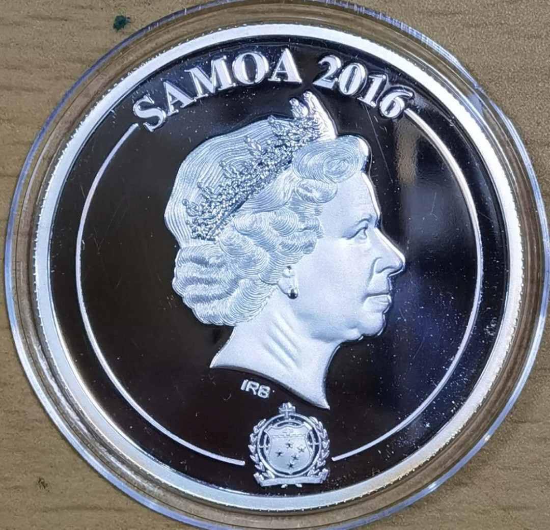北京马甸外币专卖微拍第五十一期，外国流通币，非贵金属纪念币专场，陆续上新欢迎关注 2016年萨摩亚纪念神舟七号镶宝石彩色纪念币，直径：38mm。，品相如图，本人认为非正规币，工艺不错，喜欢的参拍 