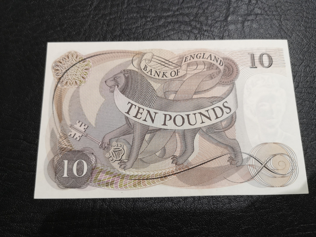 《外钞收藏家》第一百一十期拍卖 英国C序列10镑 有一道疑似软折其它地方品相很不错