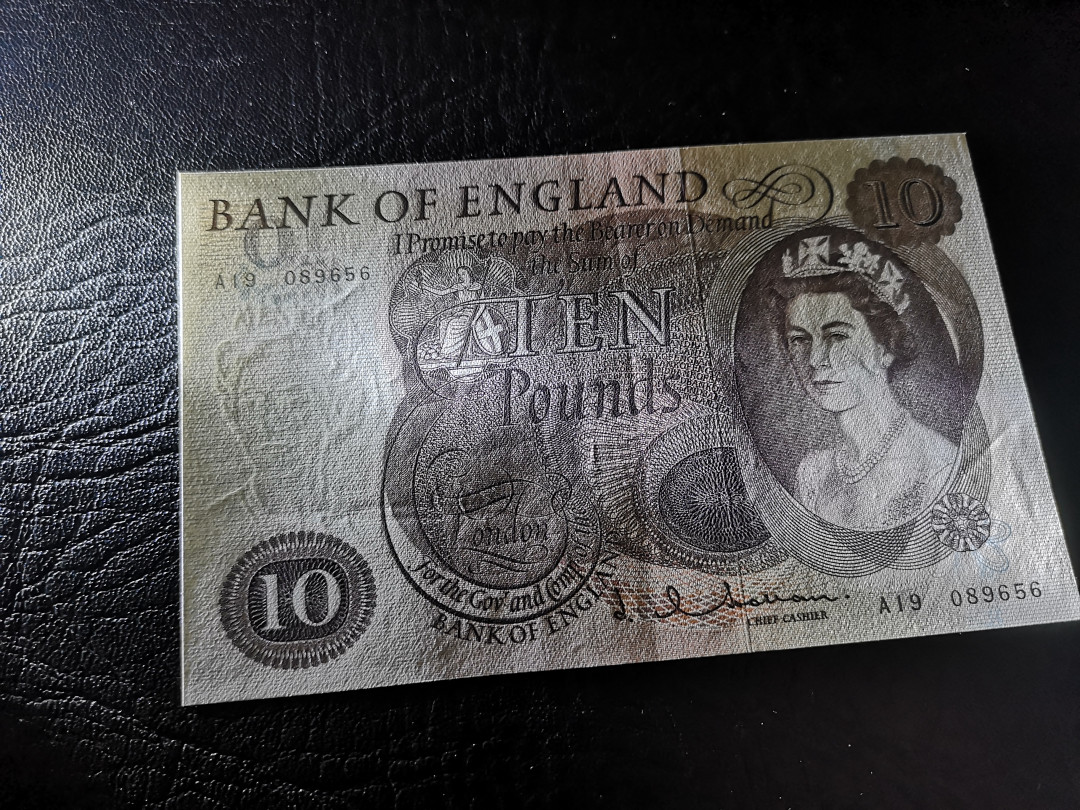 《外钞收藏家》第一百一十期拍卖 英国C序列10镑 有一道疑似软折其它地方品相很不错