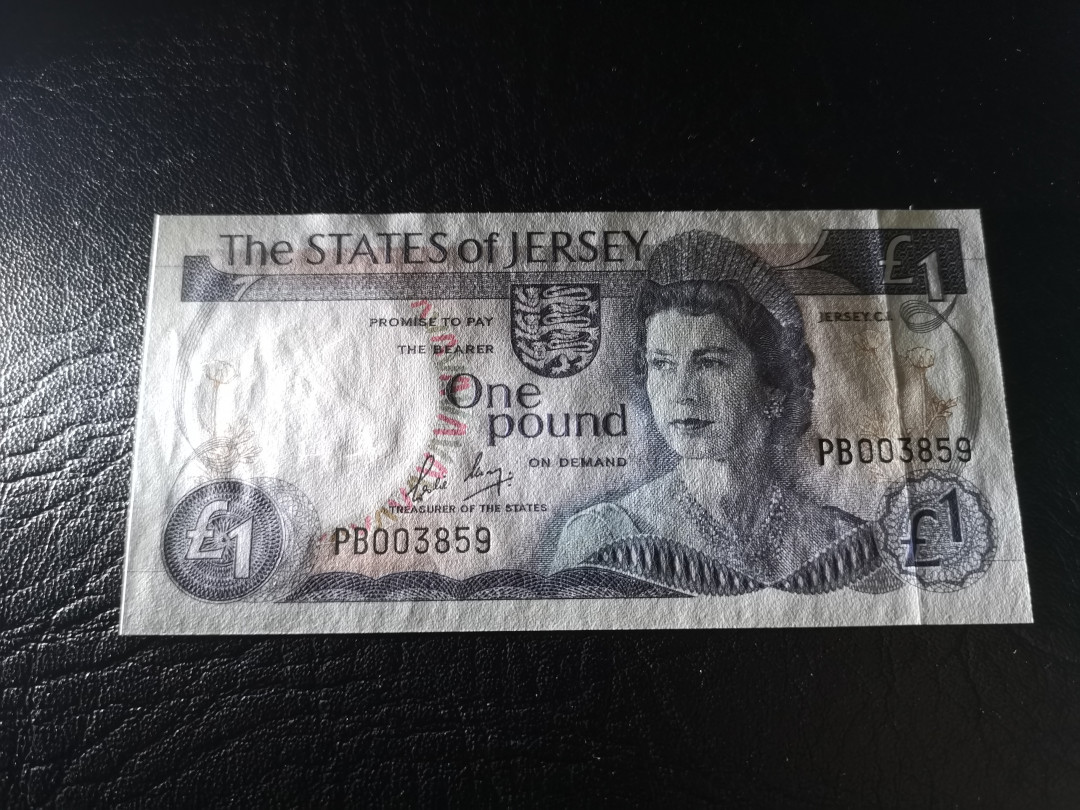 《外钞收藏家》第一百一十期拍卖 泽西1镑 精致小钞 3一859千位号 近全新 有个别潮点