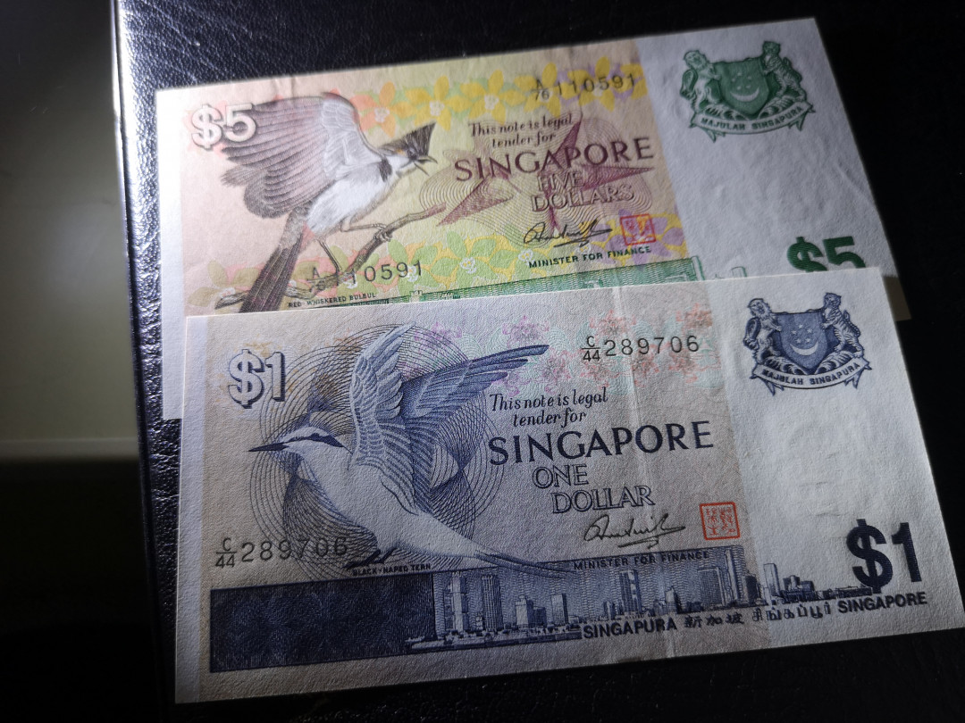 《外钞收藏家》第一百一十期拍卖 新加坡鸟版5、1元两张 全新UNC BWC印钞