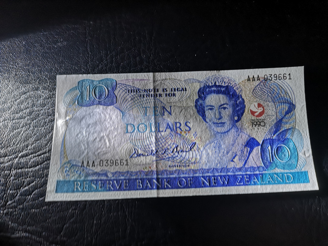 《外钞收藏家》第一百一十期拍卖 1990年新西兰10刀 AAA冠 全新UNC
