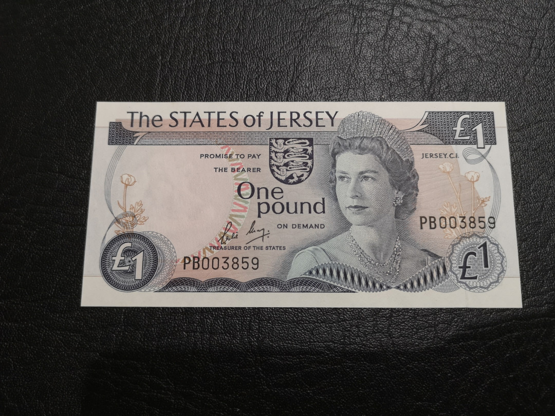 《外钞收藏家》第一百一十期拍卖 泽西1镑 精致小钞 3一859千位号 近全新 有个别潮点