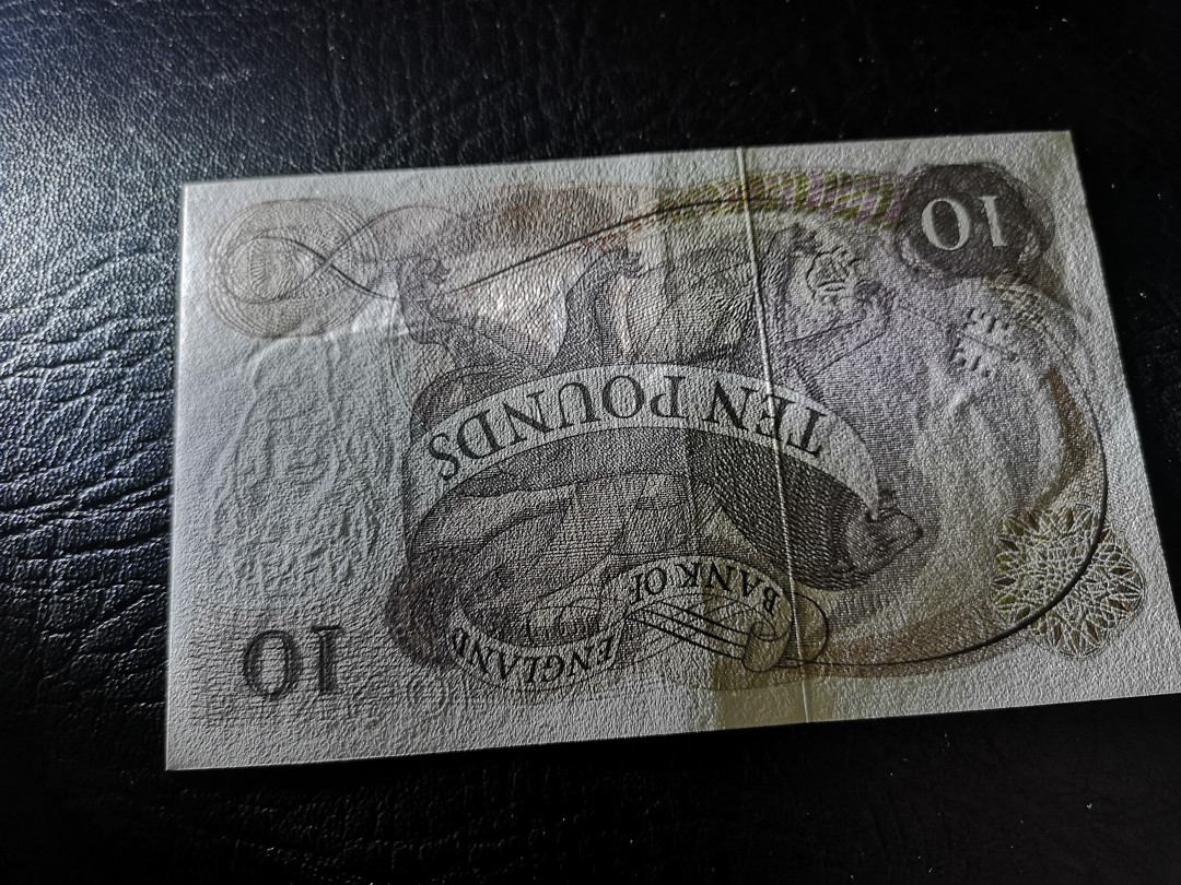 《外钞收藏家》第一百一十期拍卖 英国C序列10镑 有一道疑似软折其它地方品相很不错