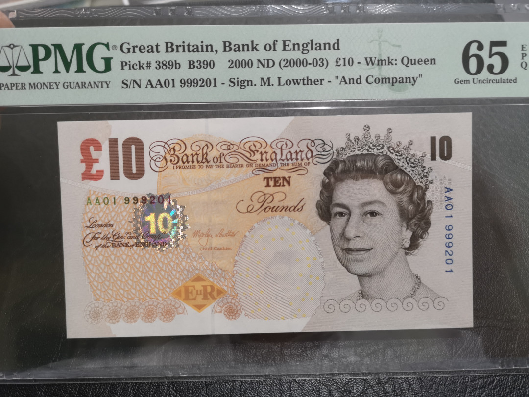《外钞收藏家》第一百一十期拍卖 2000年英国E序列10镑 PMG65 389b非常少见 AA01首发冠