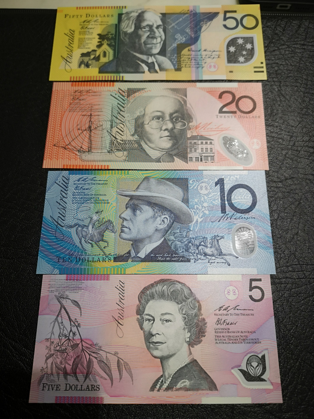 《外钞收藏家》第一百一十期拍卖 澳大利亚96年塑料钞全同号四张5-50澳元 当年没有发行100面额 AA冠150号 全新UNC