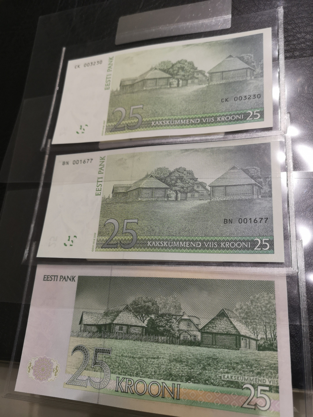 《外钞收藏家》第一百一十期拍卖 爱沙尼亚25克朗 三张 三个年份 全新UNC 银行原封