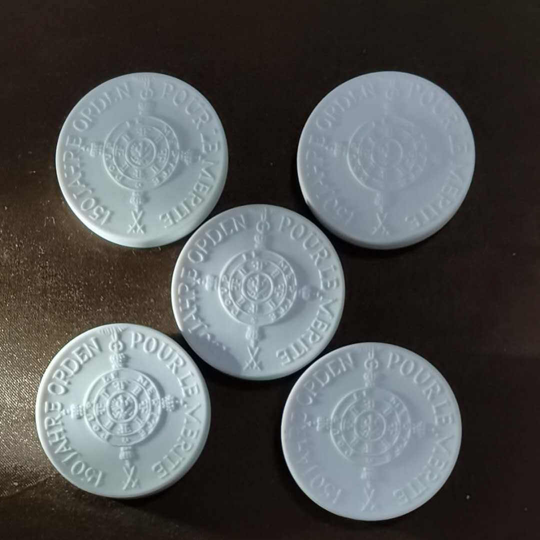 北京马甸外币专卖微拍第五十一期，外国流通币，非贵金属纪念币专场，陆续上新欢迎关注 	德国150年功勋勋章获得者梅森陶瓷纪念章39mmX6mm重13.9克。梅森瓷欧洲第一名瓷，瓷器界的劳斯莱斯 