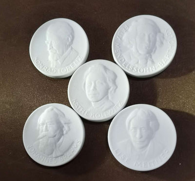 北京马甸外币专卖微拍第五十一期，外国流通币，非贵金属纪念币专场，陆续上新欢迎关注 - 	德国150年功勋勋章获得者梅森陶瓷纪念章39mmX6mm重13.9克。梅森瓷欧洲第一名瓷，瓷器界的劳斯莱斯 
