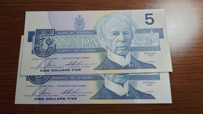陆续更新上架【囧羊收藏】精选微拍第24期暨2021年第十五期 世界钱币精品 【一口价已售出，勿拍】1986年加拿大5元纸币 两张连号 全新绝品签名如图