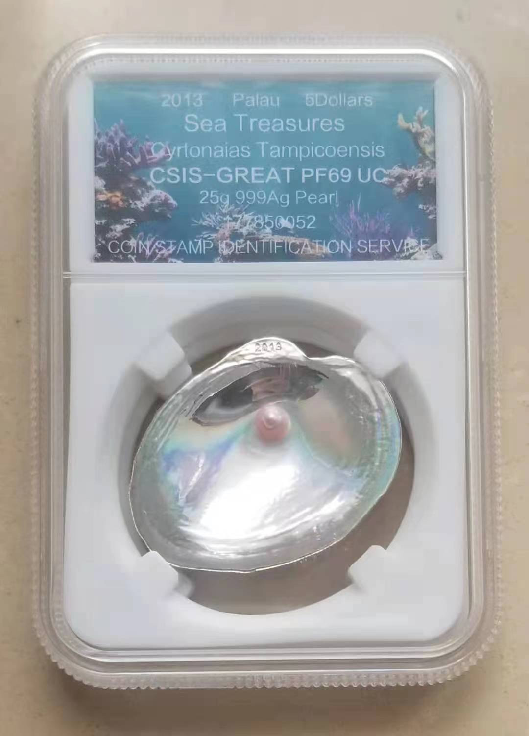 【币观天下】第147期钱币拍卖 帕劳2013年玉蚌含珠珍珠镶嵌仿真银币PF69 