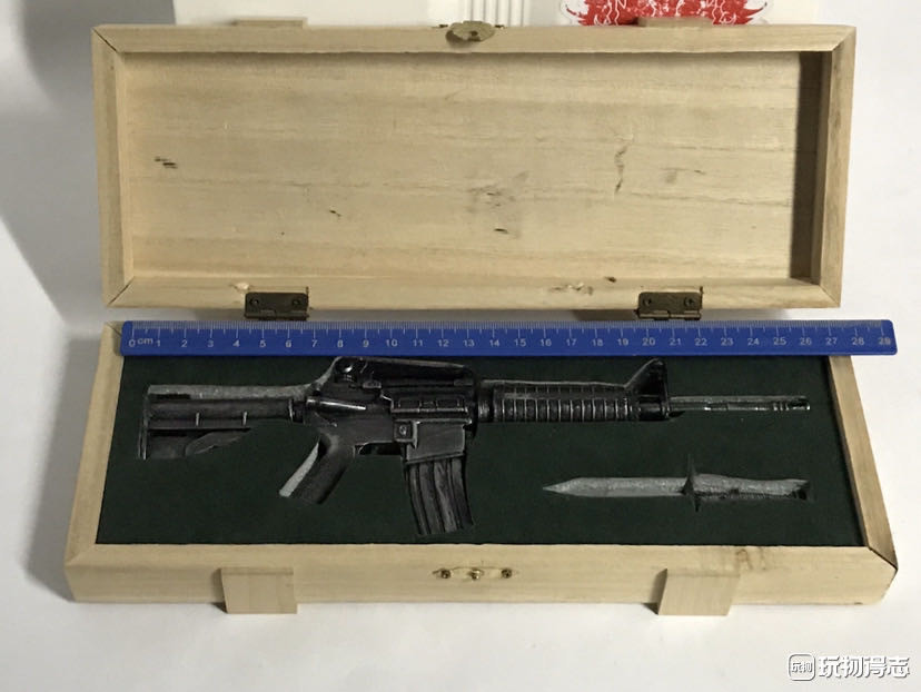 零元拍：1/4 M4A1模型，材质树脂，摆件，无任何发射功能，带精美木质包装盒