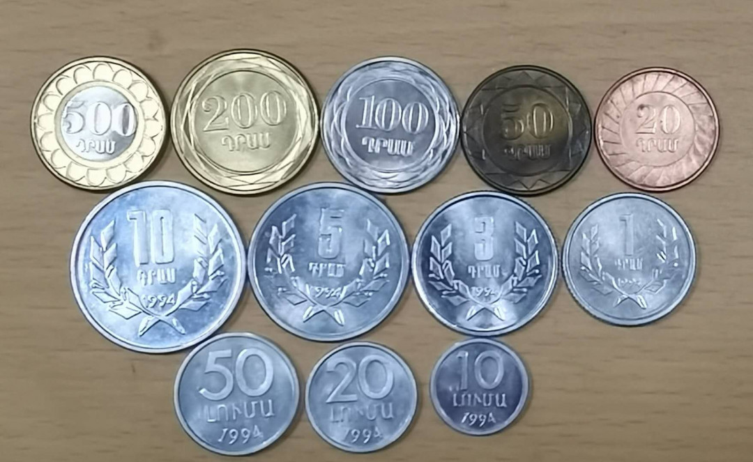 马甸外币专卖微拍第五十三期，外国非贵金属纪念币流通币专场，陆续上新欢迎关注 亚美尼亚新老板各1套