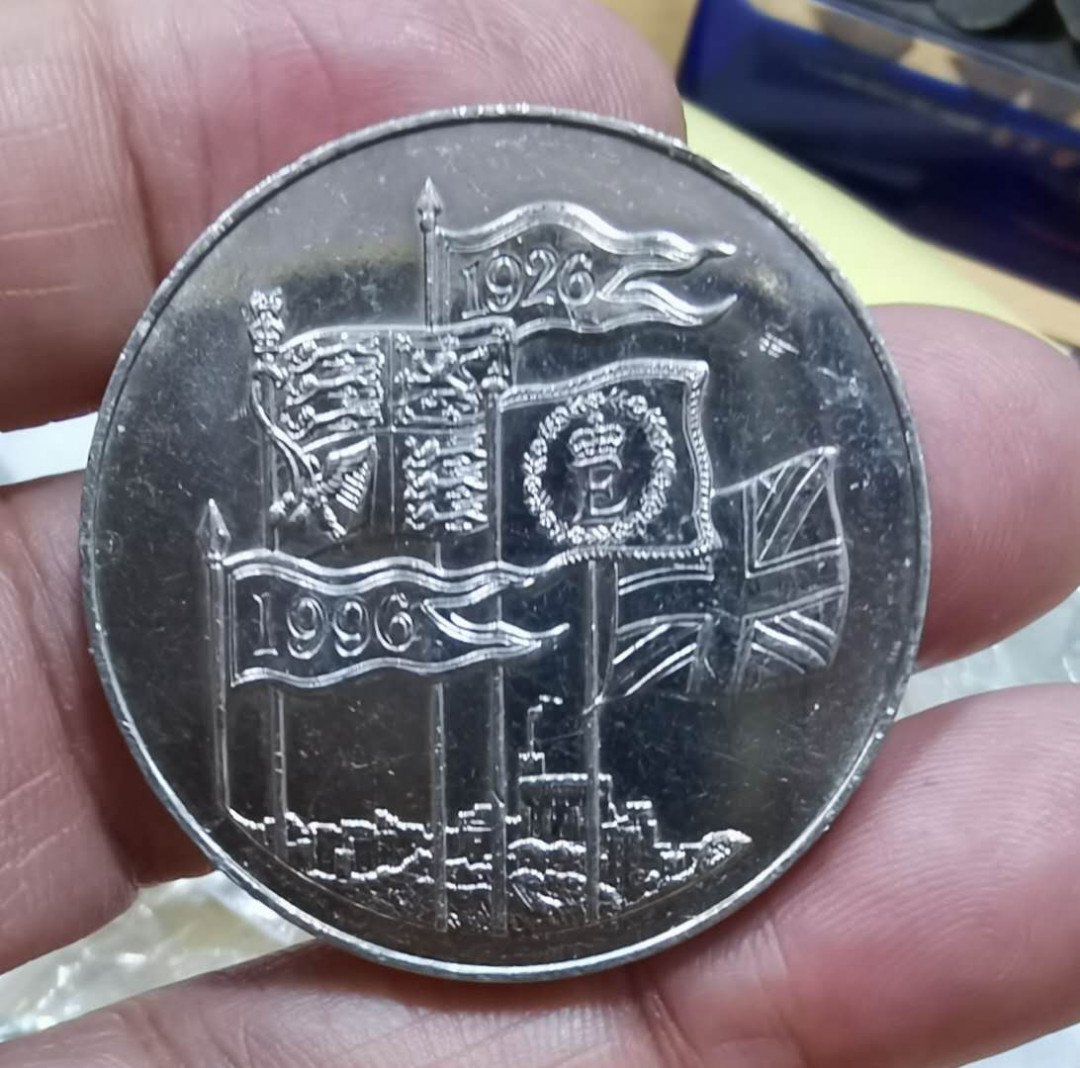 马甸外币专卖微拍第五十三期，外国非贵金属纪念币流通币专场，陆续上新欢迎关注 1996年英国5镑纪念币