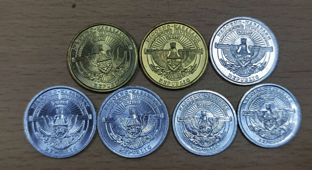 马甸外币专卖微拍第五十三期，外国非贵金属纪念币流通币专场，陆续上新欢迎关注 2004年阿塞拜疆纳卡共和国（争议地区）清版流通币7枚/套，品相如图 