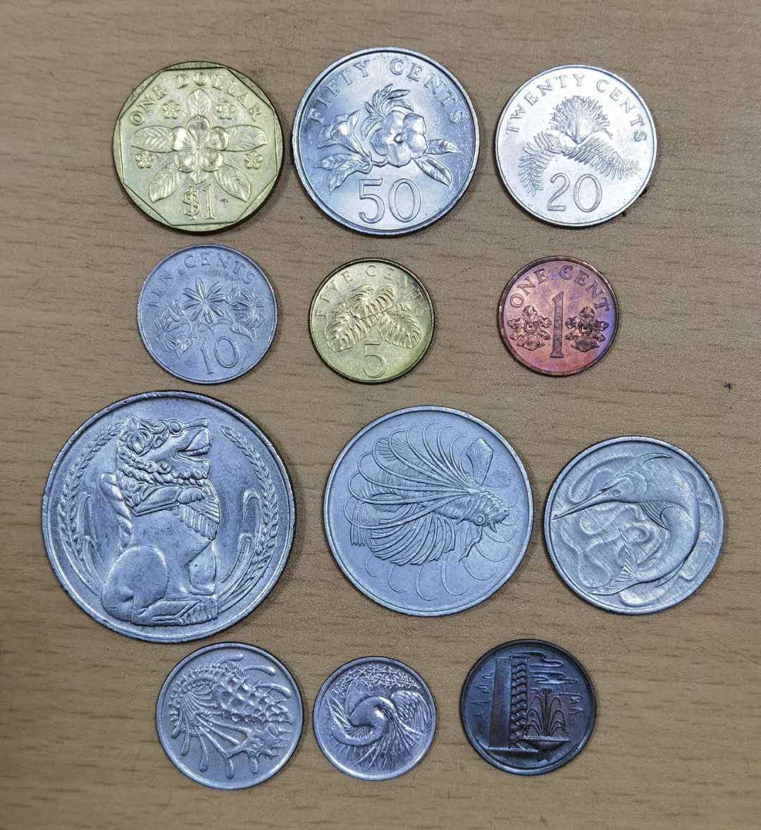 马甸外币专卖微拍第五十三期，外国非贵金属纪念币流通币专场，陆续上新欢迎关注 新加坡新老版2套