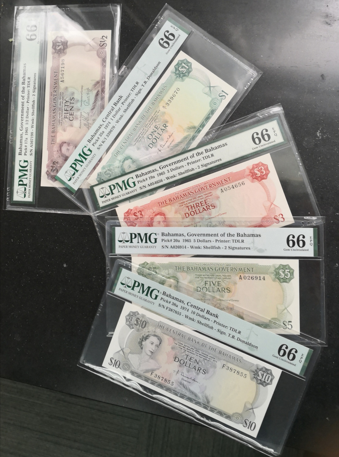 《张总收藏》27期—英属&获奖 巴哈马彩背5张小全套PMG66，三张65年初版首发A冠&两张74年好号含名誉品火烈鸟，女王钞精品，女王百年之后必涨品种，目前非常抢手，某宝价格已经涨上了天