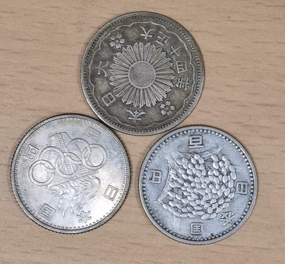 马甸外币专卖微拍第五十二期，外国金银币专场，陆续上新欢迎关注  	日本银币三枚，其中100元2枚9.6克，成色600，五十钱4.9克，成色72O，品相如图