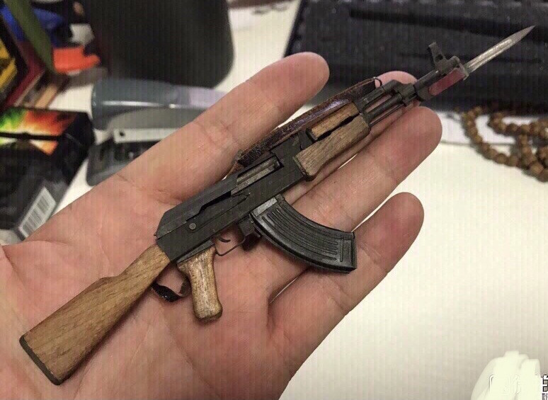 零元拍：1/6 金属与木制 AK47 突击步鎗 模型